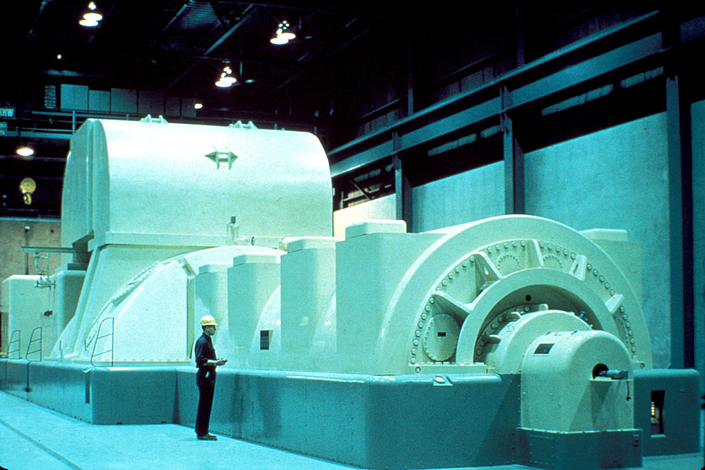 Imagen de un generador en una planta eléctrica