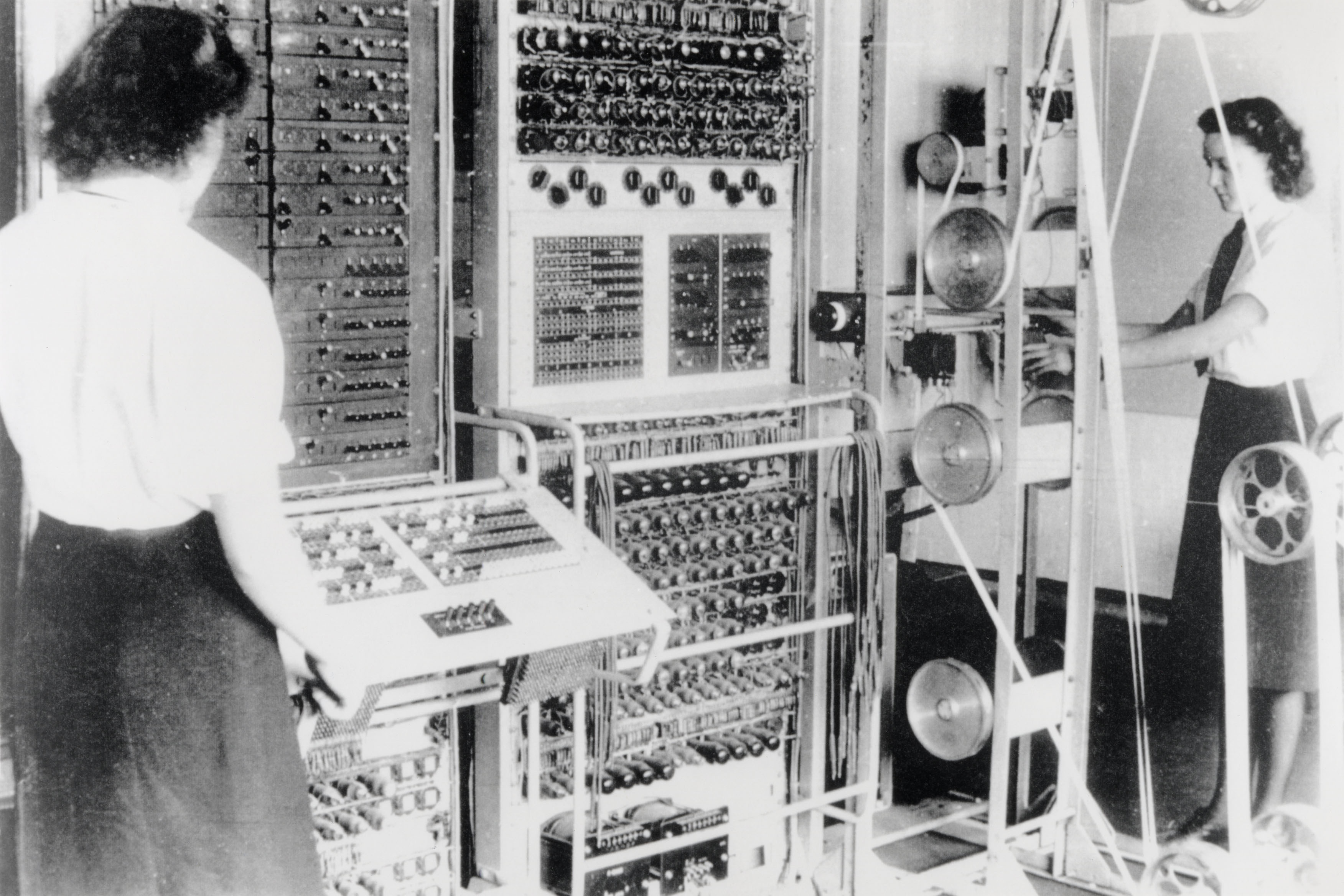 foto del Colossus, el primer ordenador electrónico programable, 1943, fuente: wikipedia